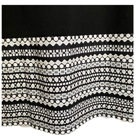 Exclusive Black and White Geometric Shift Dress Medium - Picture 6 of 9